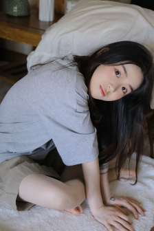 少妇湿漉漉的蕾丝内裤
